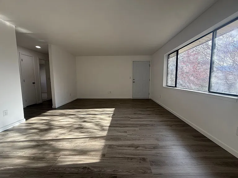 623 N Baker Ave — Photo 3
