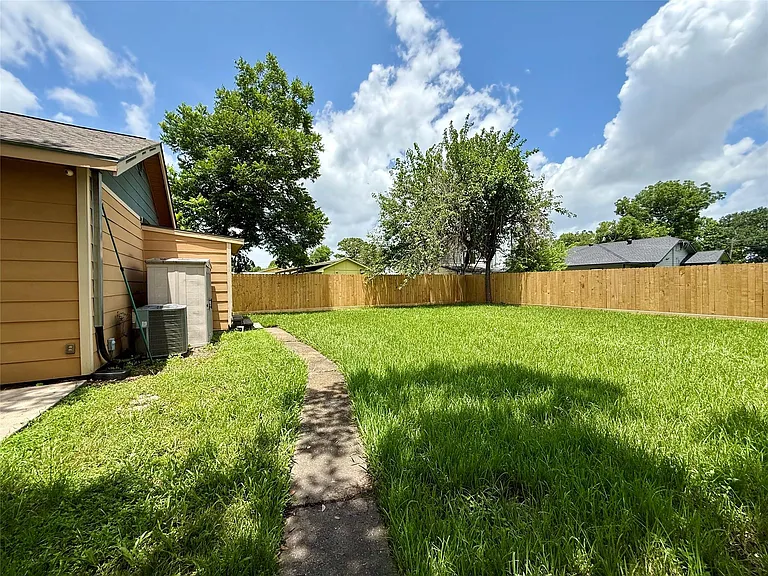 1105 Melbourne St — Photo 12