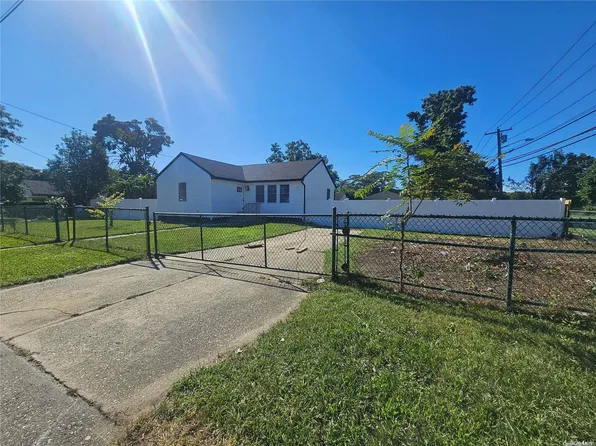 2 Poplar Street, Central Islip, NY 11722