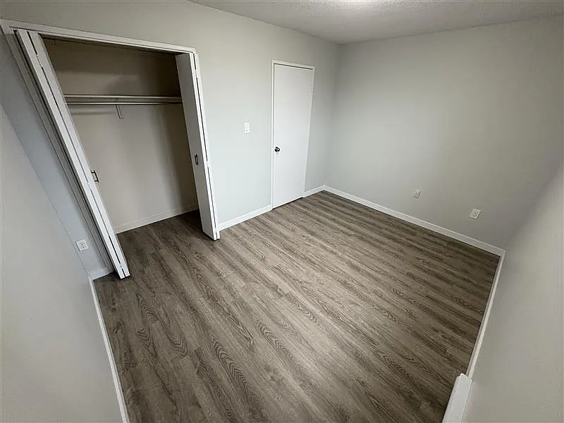 Regent Court Apartments — Photo 2