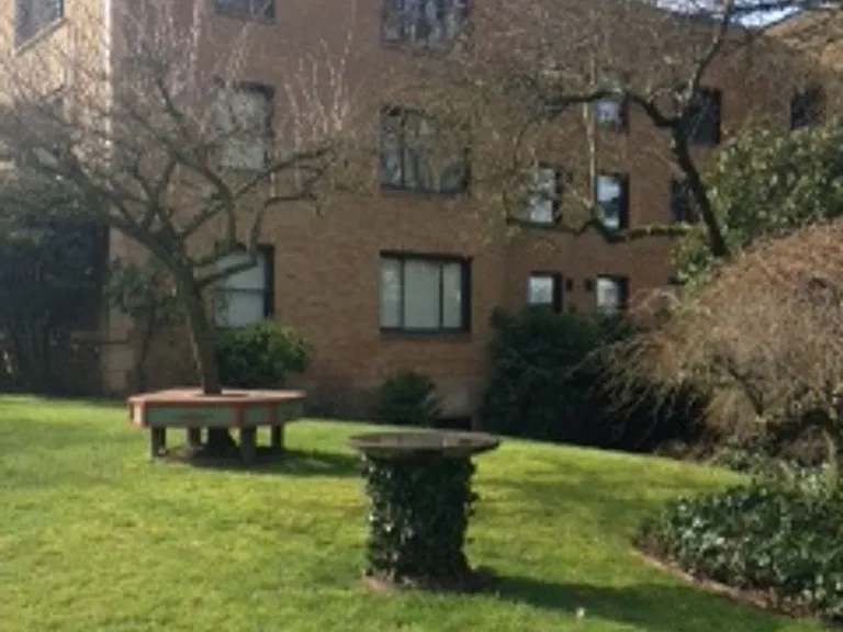 Sir Lancelot Apartments — Photo 13
