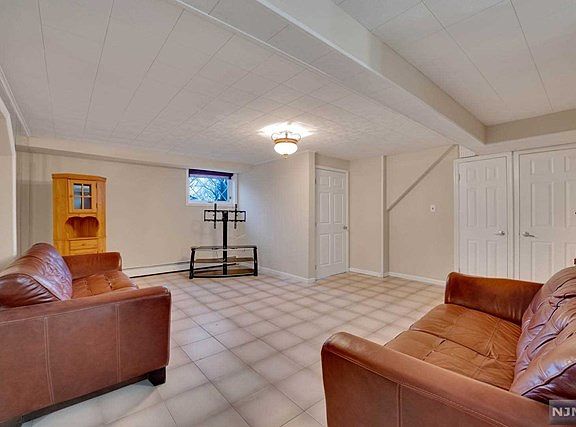 4th image of 2191 Mackay Ave #1