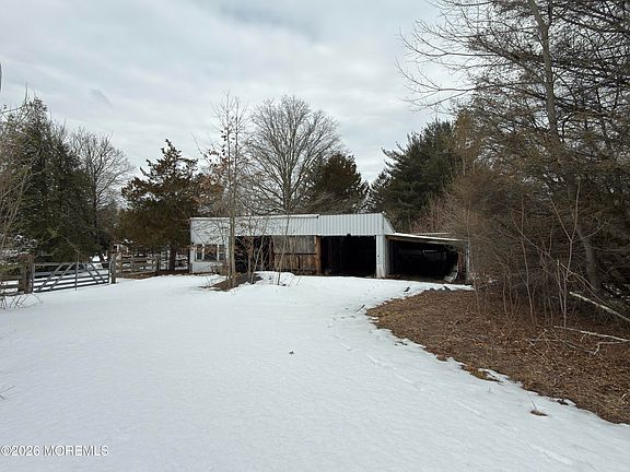 5th image of 327 Sharon Road