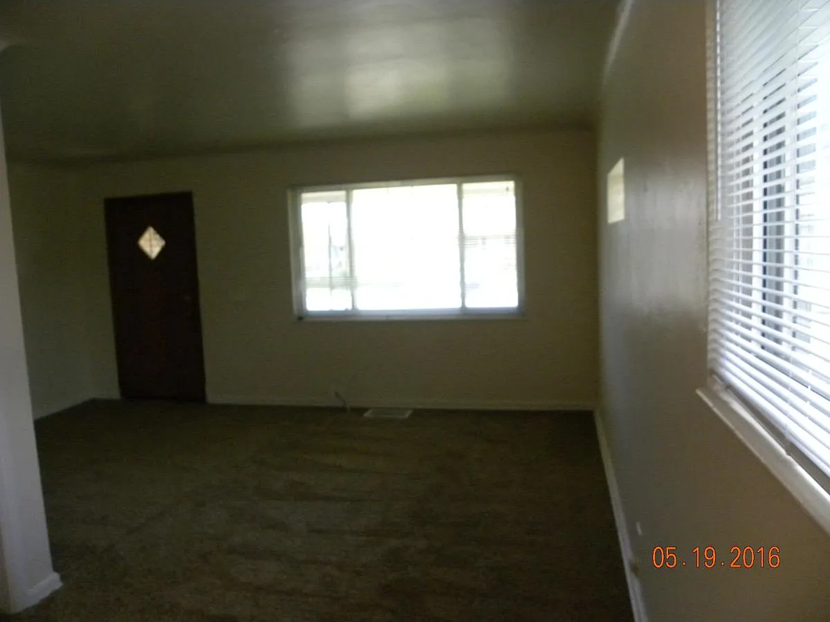 4 bed, 1.5 bath, 1911 sqft, $2,500 — Photo 4
