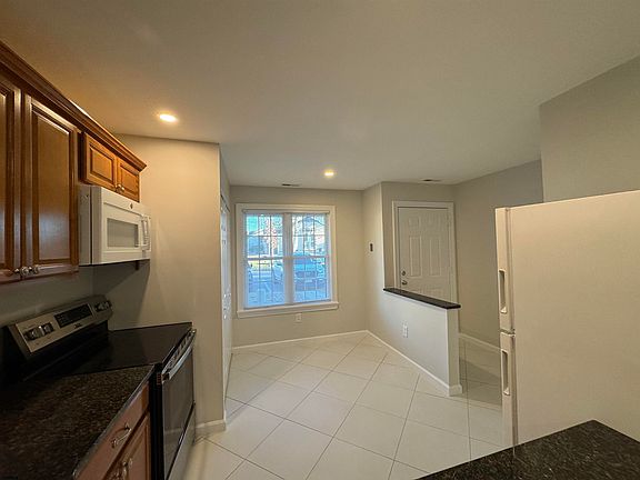 5th image of 3221 Juniper Ct #3221