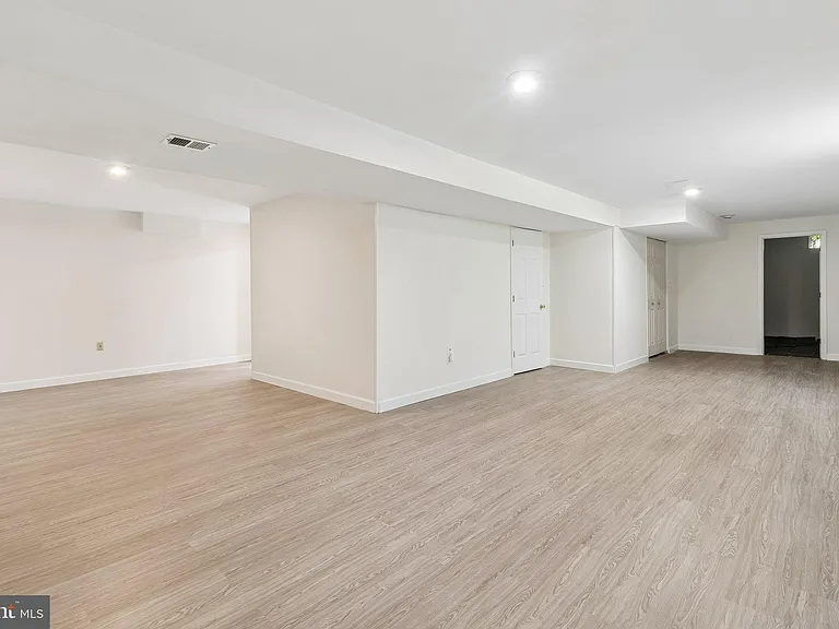 820 Chatsworth Dr — Photo 15