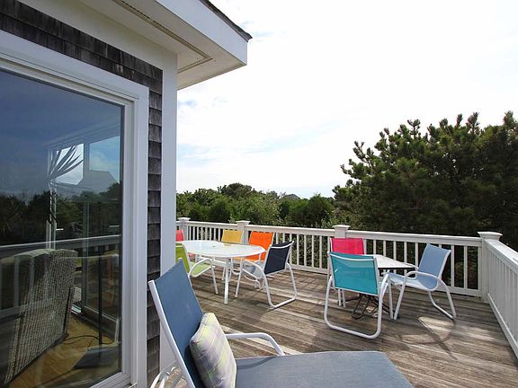 Upper level wrap-around deck