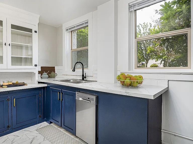 Elegant Renovation! HUGE 1 Bed 1 Bath Available Now! — Photo 23