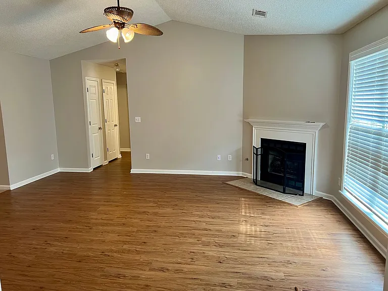 2105 Sheffield Dr — Photo 4