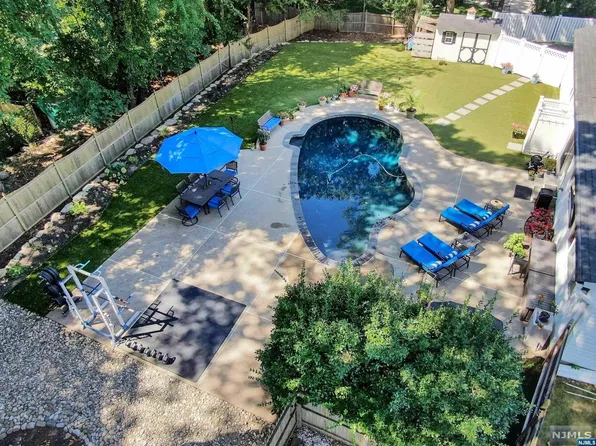 569 Barr Ct, River Vale, NJ 07675