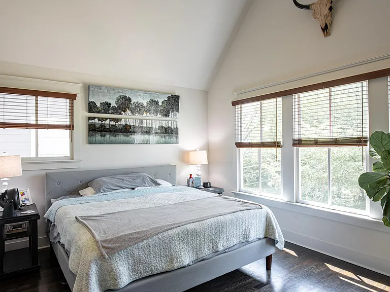 Master bedroom, vaulted ceilings