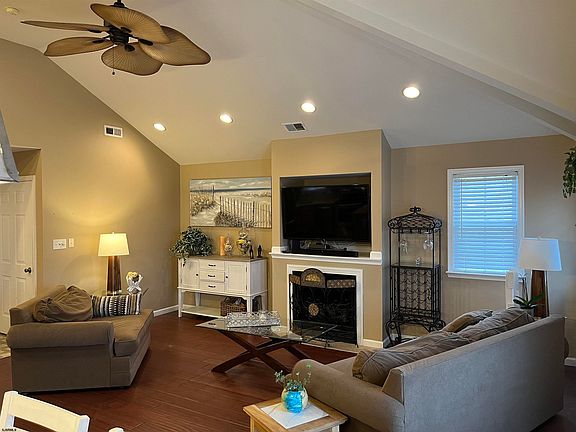 2nd image of 648 West Ave #C