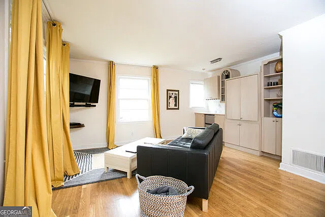 2 bed, 1.0 bath, $1,300 — Photo 3