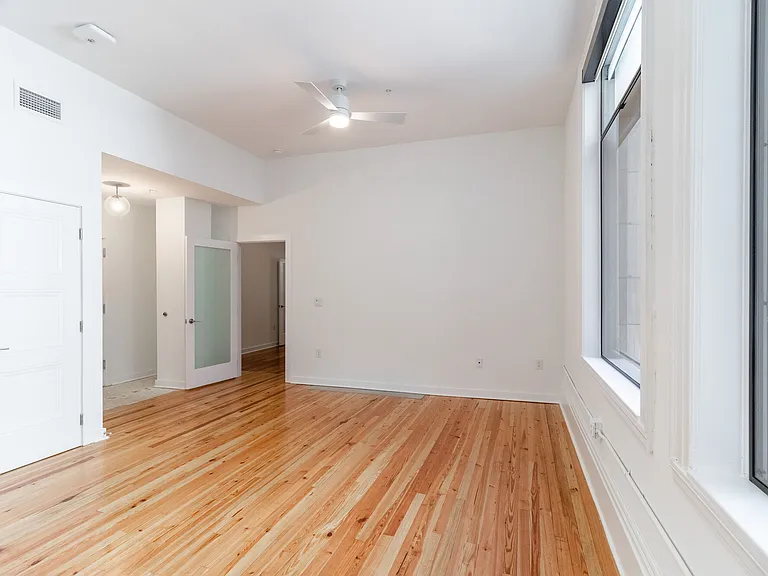 Mutual on Main Apartments — Photo 42