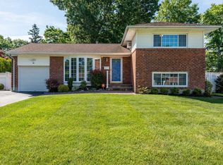 16 Saratoga St, Commack, NY 11725