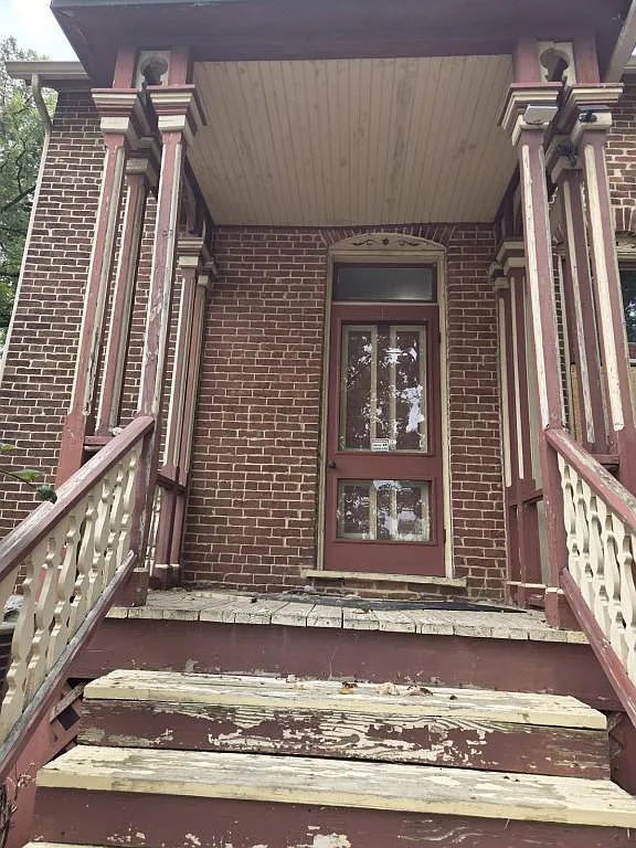 435 E Walnut — Photo 2