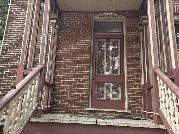 2nd image of 435 E Walnut St #Su