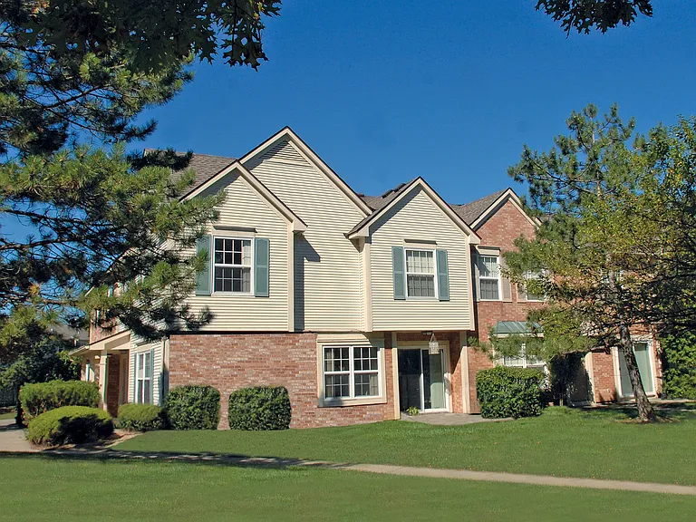 Foxpointe Townhomes — Photo 12