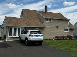 36 Great Oak Rd, Levittown, PA 19057