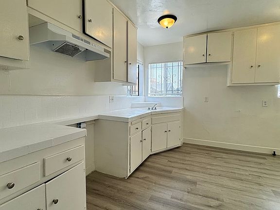 4th image of 533 W 75th St #1