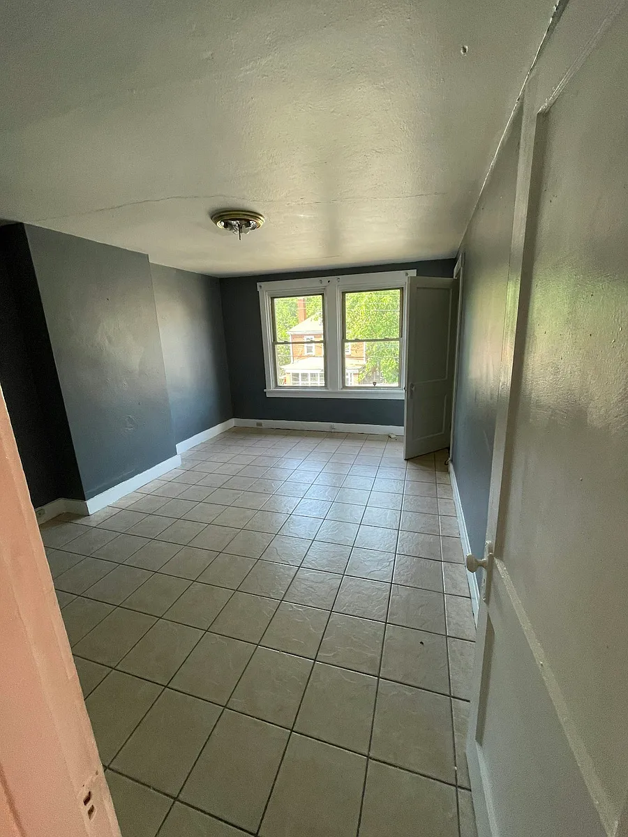 Spacious 1st front bedroom - 6948 Mount Vernon St