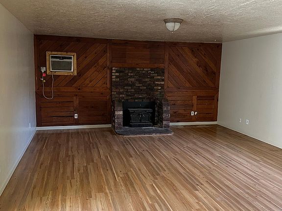 5th image of 457 E Downs St