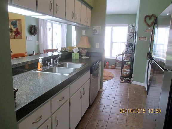 Kitchen & Breakfast Bar