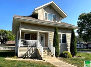 1219 4th St, Hull, IA 51239