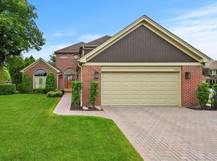 2302 E Barberry Ct, Arlington Heights, IL 60004