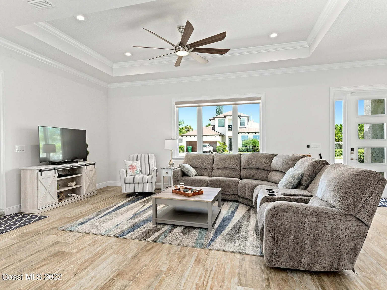 5 bed, 2561 sqft, $9,750 — Photo 2