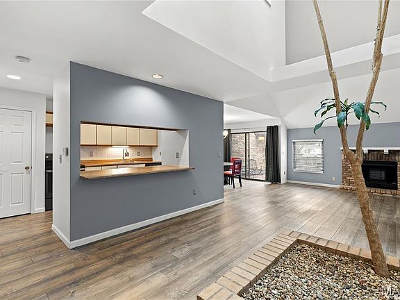 2nd image of 913 Maison Ladue Dr