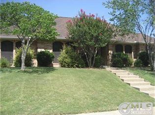 10166 Meadowcrest Dr, Benbrook, TX 76126