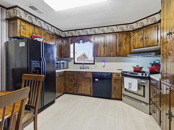 5th image of 402 Scheufens Rd