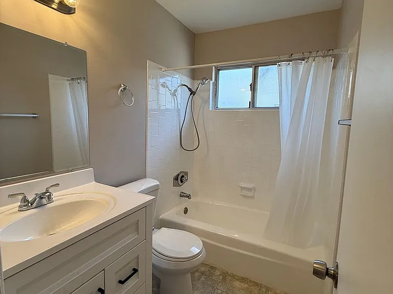 1026 Grover Ave — Photo 3