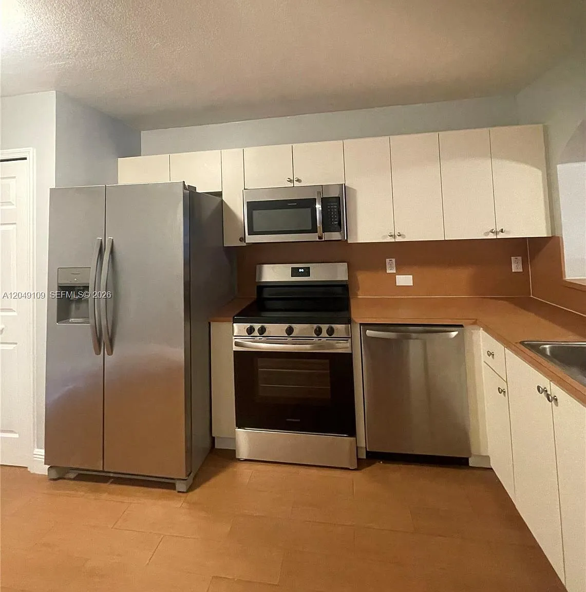 Venetia Gardens Condo — Photo 4