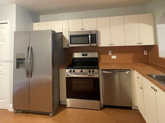 4th image of 1261 SE 27th St Unit 104