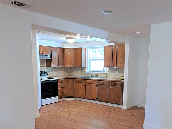 3rd image of 601 W Cypress