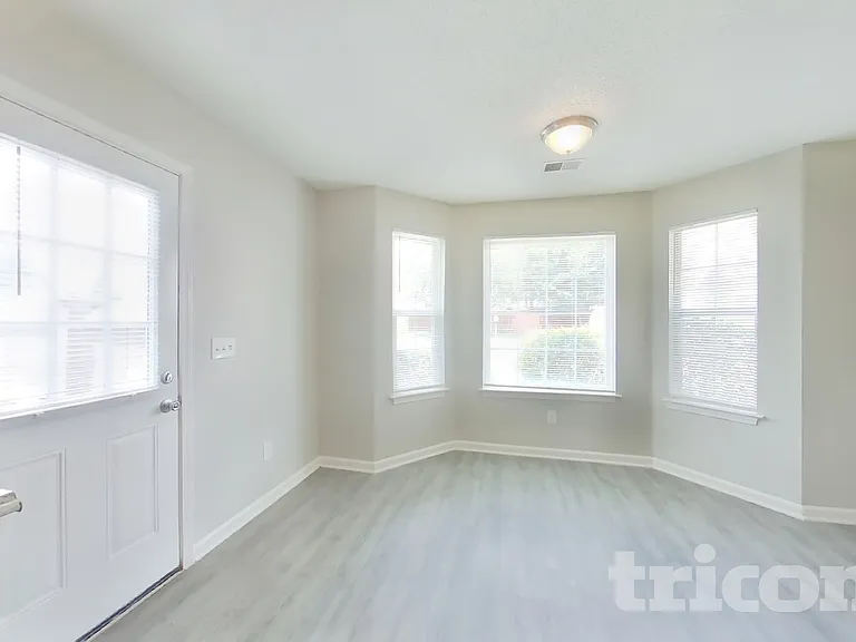 120 Oakbrook Village Rd — Photo 4
