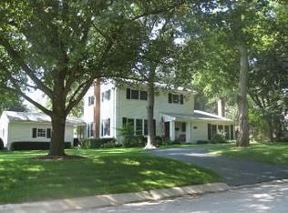 1222 Golf Ln, Wheaton, IL
