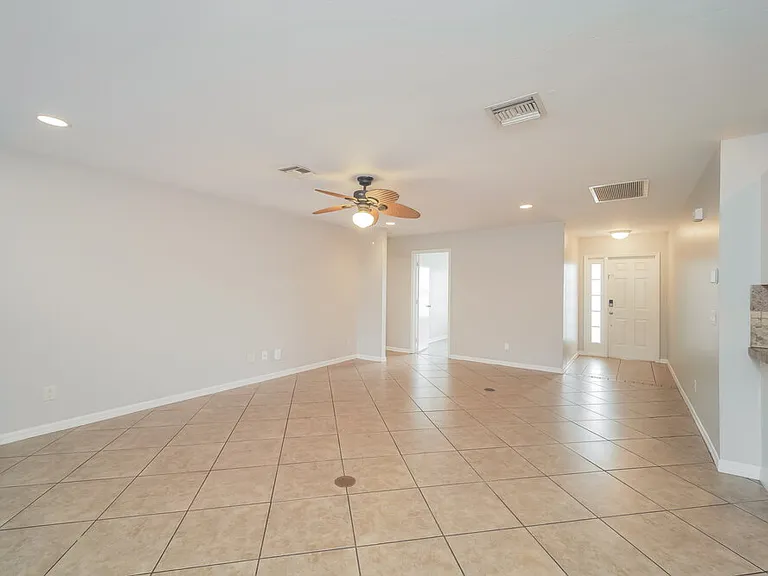 1413 SW 11th Pl — Photo 4