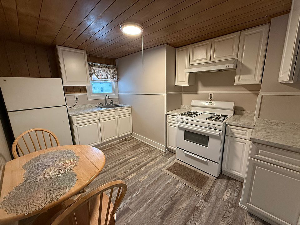 Greatly proportioned eat in kitchen