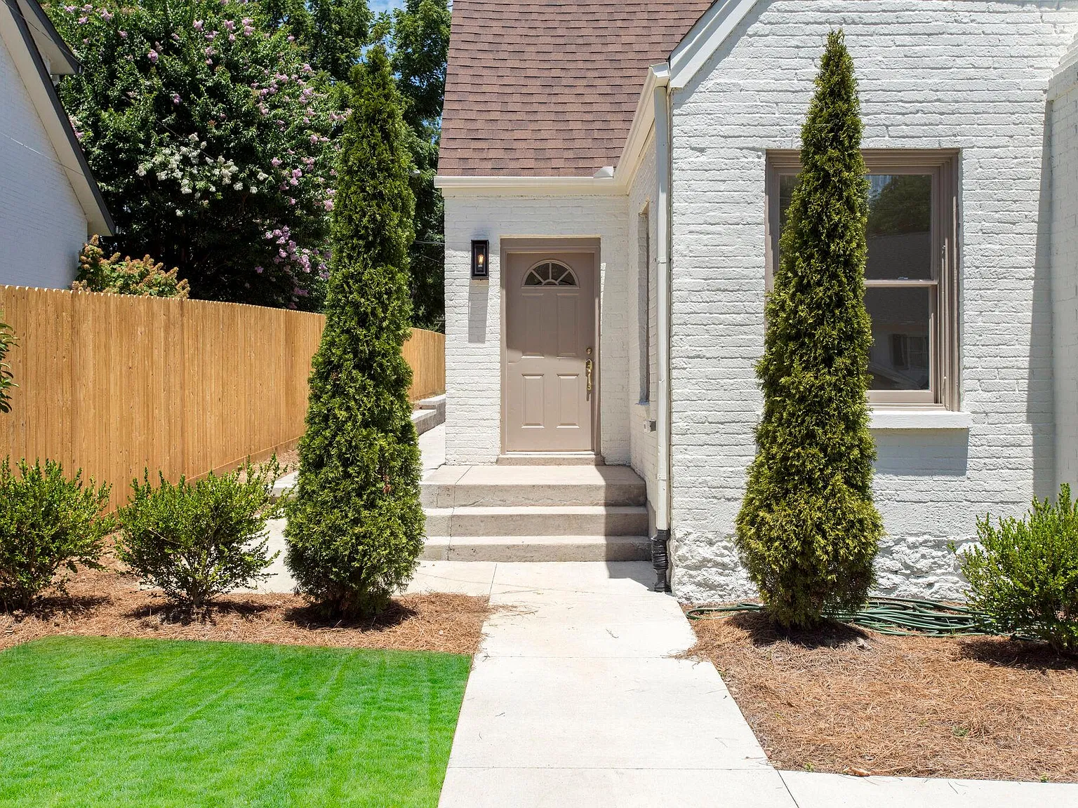 2526 Sunset Pl — Photo 3