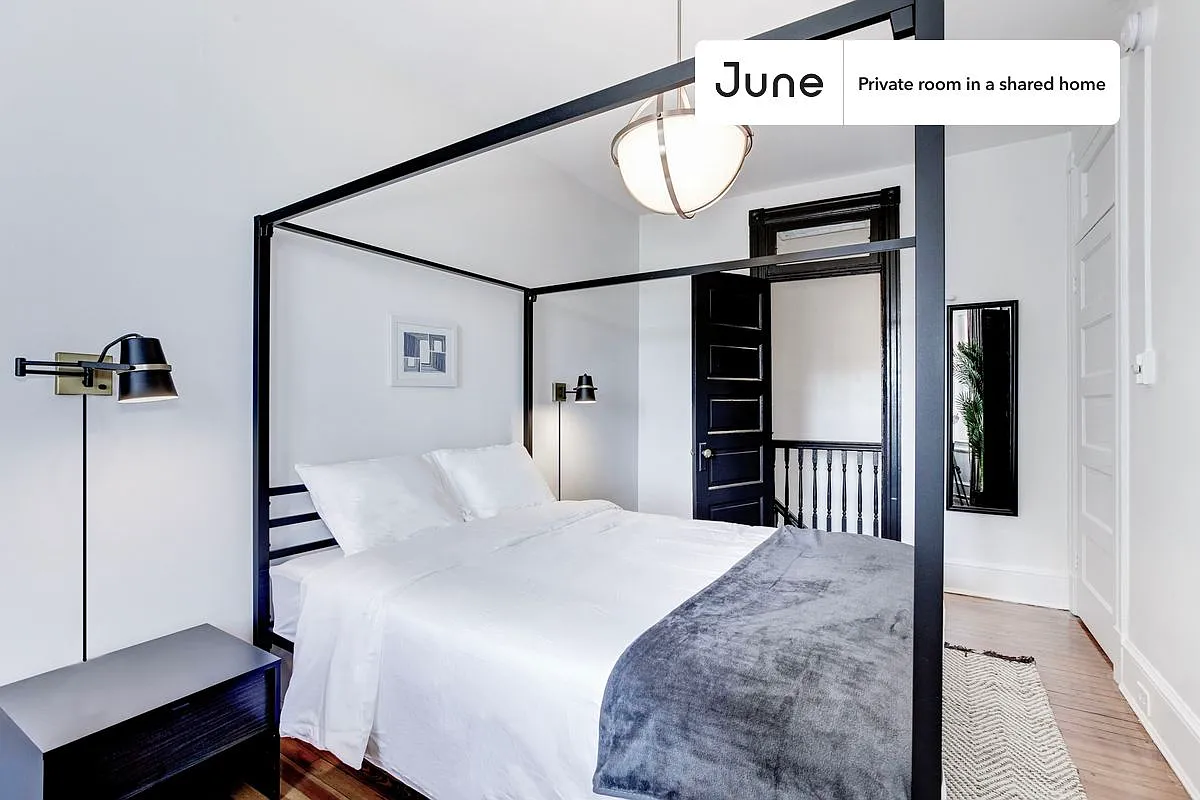 Queen bedroom in 4 bed/1.5 bath home in Capitol Hill #176 2B — Photo 3