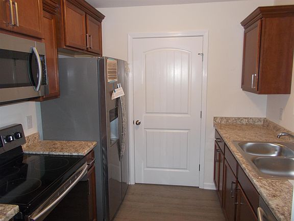 3rd image of 4 Maple Dr