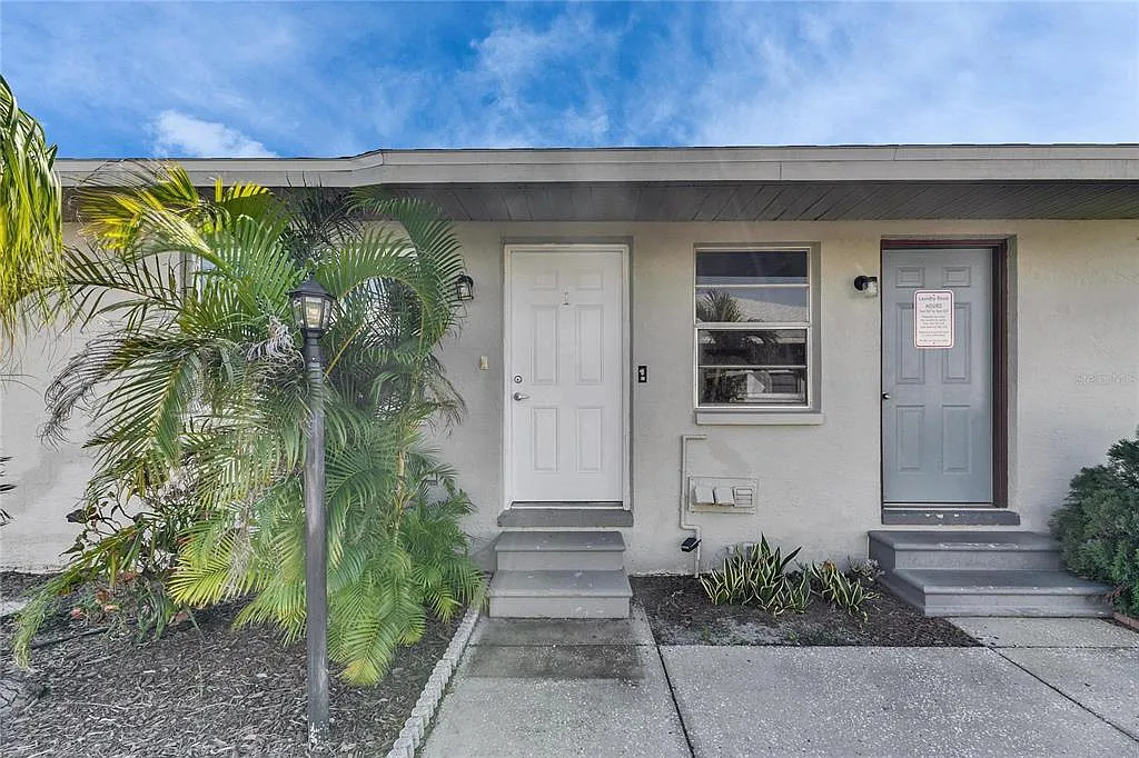 3 bed, 2.0 bath, 1281 sqft, $2,500 — Photo 4