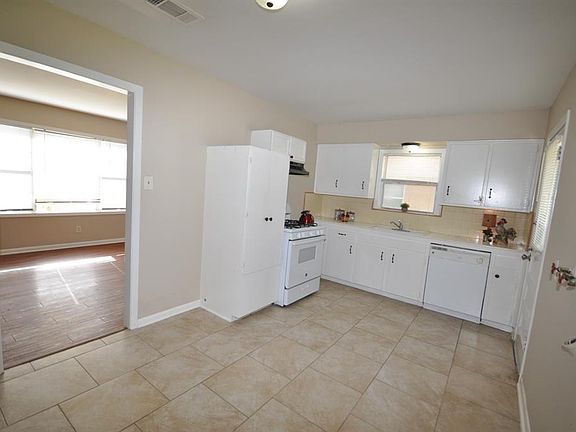 5th image of 2105 N Park Ave