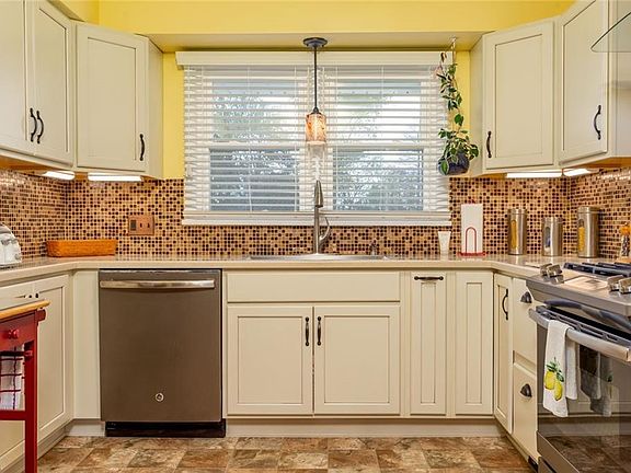 3rd image of 1338 Meadowbrook Blvd