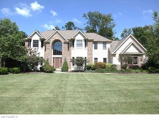 5567 Hollythorn Dr, Brecksville, OH 44141