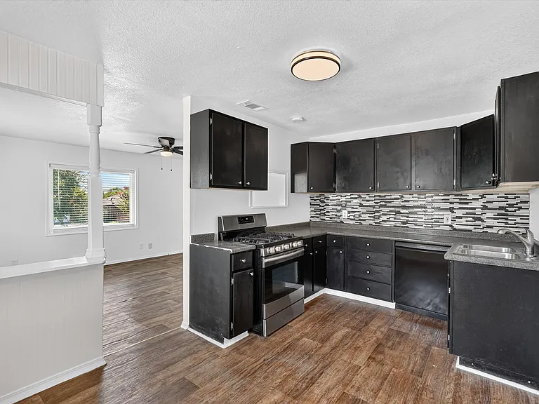 815 Wilson Dr — Photo 9