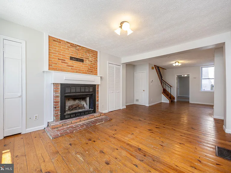 206 E Cross St — Photo 3